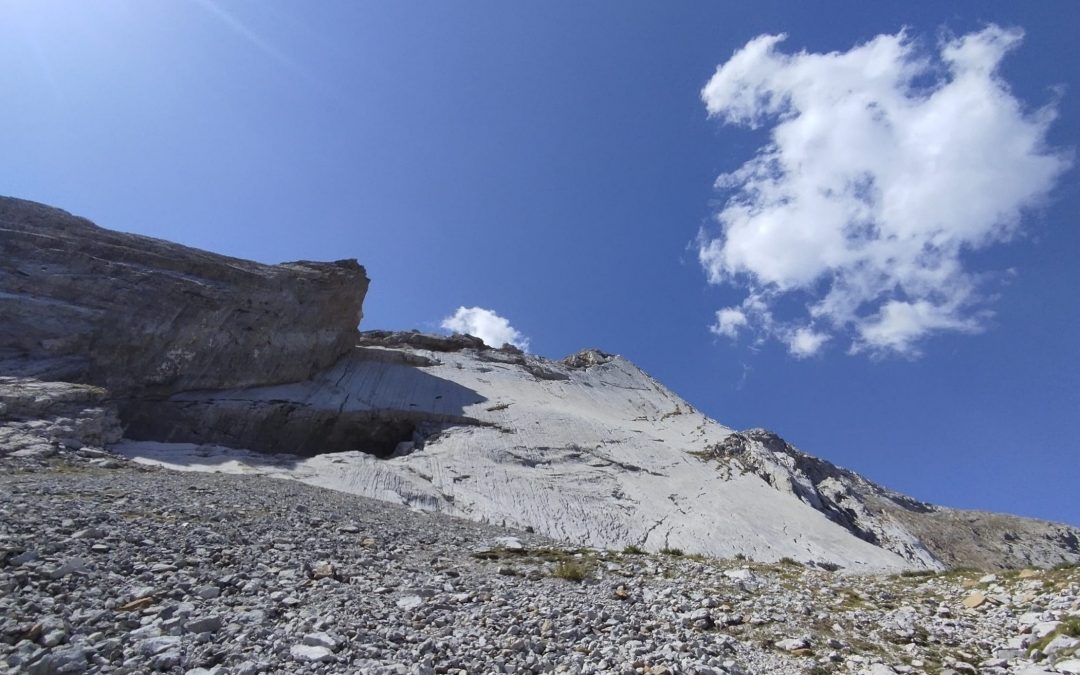 «Entrada con consumición» 130 m, 6c: una primera trad en la Pared Lisa del Pico Fénez 2533 msnm
