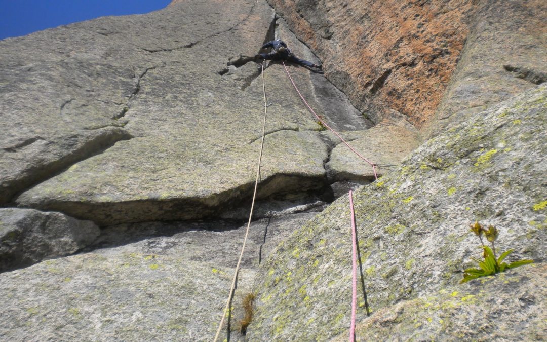 «Melissa, metissa d’Ibiza» 90 m, 7a. (6b+/A1 oblig.): primera repetición en el Premier Pointe Natillons, Envers les Agulles. Montblanc